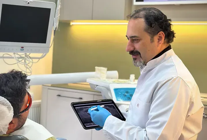 Dr. Dt. Ali İlker Baştan klinik değerlendirme sırasında